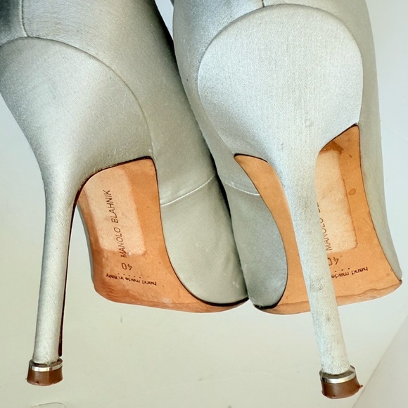 Manolo Blahnik Gray Satin floral Hangisi 90mm crystal embellished pumps EU 40 - Picture 12 of 13